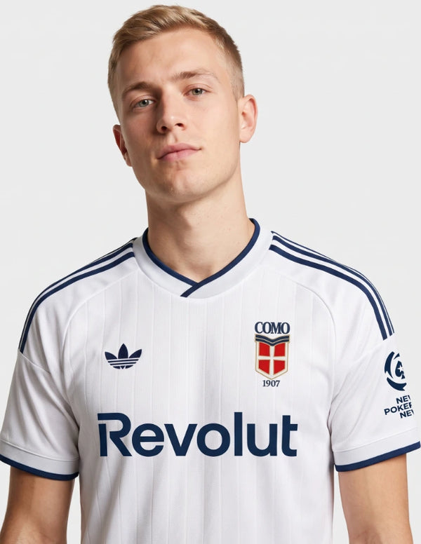 Dettaglio maglia Como Away 2026/2027 Adidas stemma Como 1907 e logo Revolut