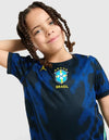 Completino Brasile Away Bambino 2025/2026 Jordan maglia nera e blu con stemma CBF indossata da bambino