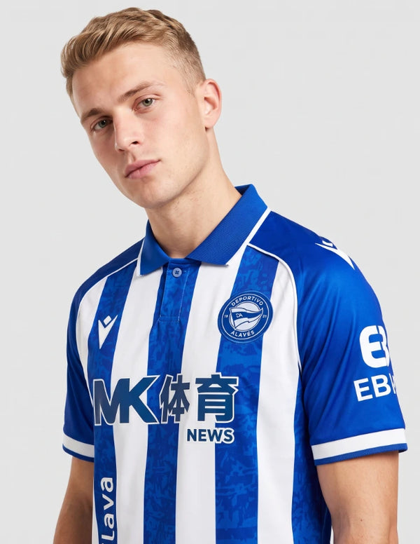 Dettaglio maglia Deportivo Alavés Home 2026/2027 Macron stemma del club e logo sponsor