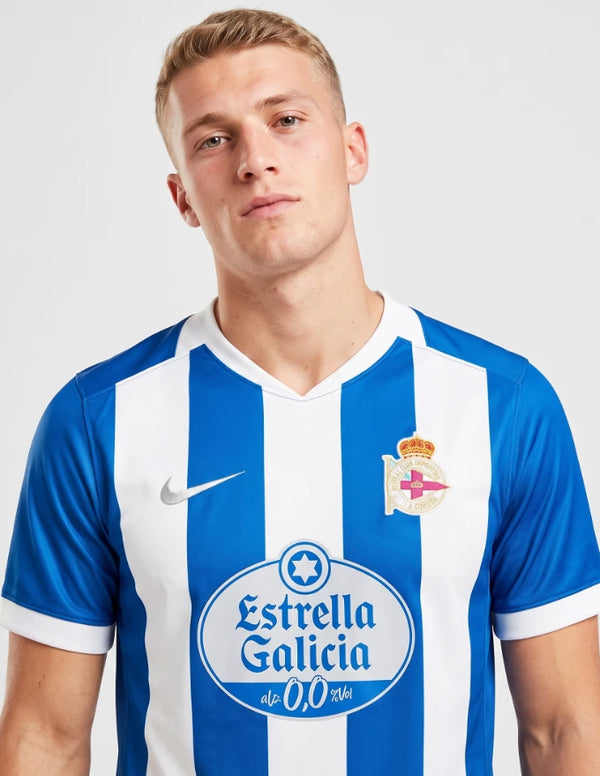 Dettaglio maglia Deportivo La Coruña Home 2026/2027 Nike stemma con corona e logo Estrella Galicia