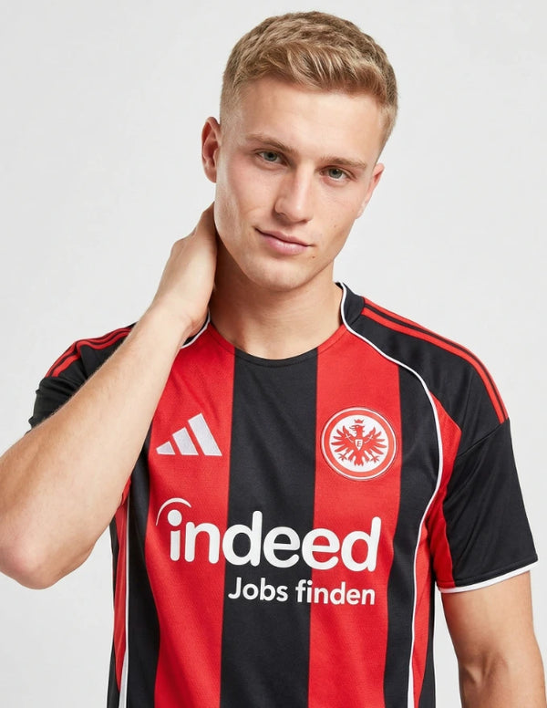 Eintracht Francoforte Maglia Home 2025/2026 Adidas - Dettaglio Stemma Aquila e Strisce