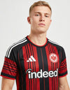 Dettaglio stemma Eintracht Frankfurt e sponsor Indeed sulla Maglia Home 2026/2027 Adidas