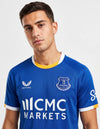Dettaglio maglia Everton Home 2026/2027 Castore stemma Everton FC e logo CMC Markets