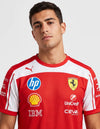 Ferrari T-Shirt Ufficiale F1 2026 Puma, dettaglio sponsor HP Shell IBM