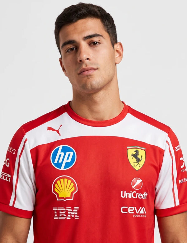Ferrari T-Shirt Ufficiale F1 2026 Puma, dettaglio sponsor HP Shell IBM