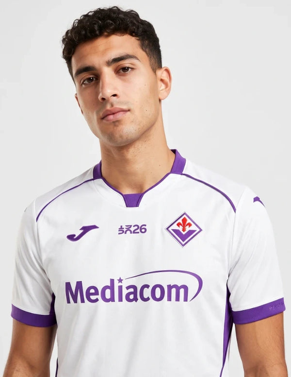 Dettaglio colletto e sponsor Mediacom sulla maglia Away Fiorentina 2026/2027