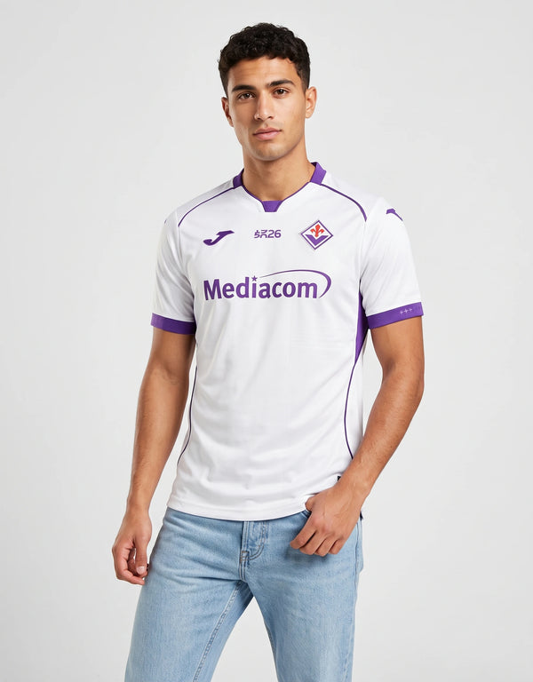 Maglia Away Fiorentina 2026/2027 Joma bianca dettagli viola indossata a figura intera