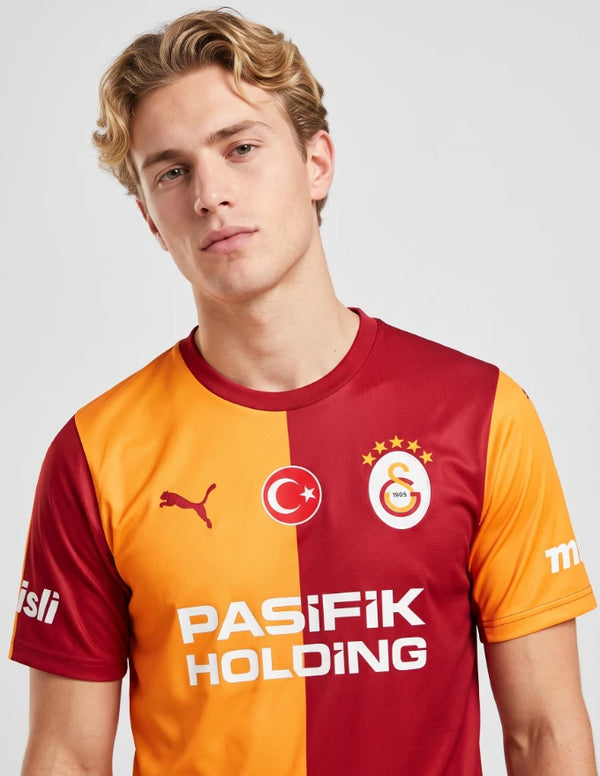 Maglia Galatasaray Home 2026/2027 Puma metà arancione-oro e metà rossa con stemma a quattro stelle