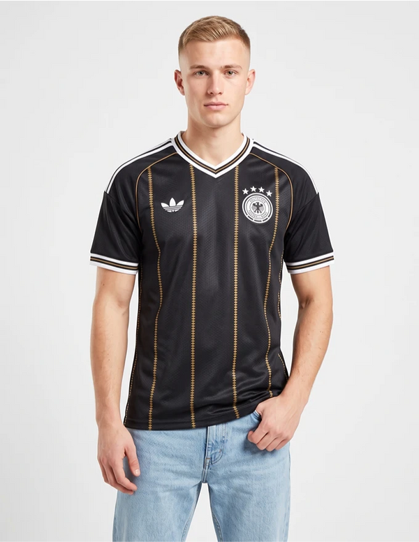 Maglia Germania Third 2026 Adidas nera con righe dorate a losanga, ultimo modello prima del passaggio a Nike, vista frontale