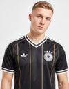 Dettaglio Maglia Germania Third 2026 Adidas nera con stemma DFB e trifoglio Adidas Originals, primo piano collo