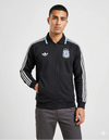 Giacca Argentina Anthem Away 2026 Adidas Originals nera con tre righe bianche stemma AFA tre stelle e colletto polo indossata da modello