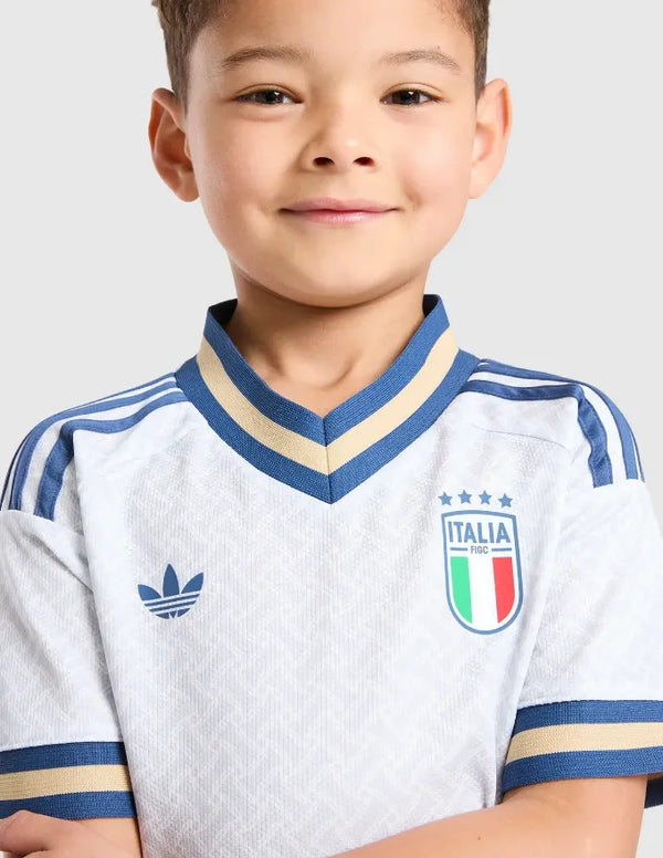 Italia Completino Away 2026 Bambino Adidas Originals - Dettaglio Stemma FIGC 4 Stelle e Colletto V