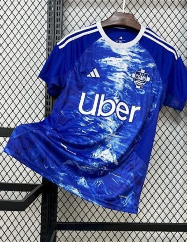 Fronte maglia Home Como 1907 2025/2026 blu reale con logo ufficiale e sponsor.