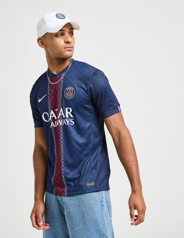 Particolare tessuto tecnico traspirante e bollino di autenticità maglia PSG 2026