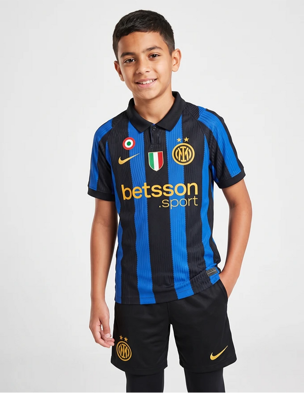 Completino Inter Home Bambino 2026/2027 Nike nero e blu con sponsor betsson.sport indossato a figura intera
