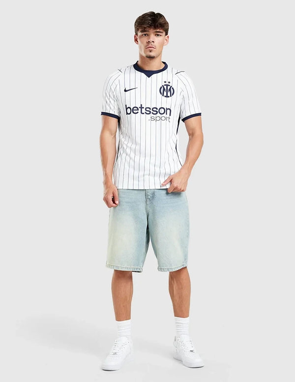 Maglia Inter Away 2026/2027 Nike indossata a figura intera