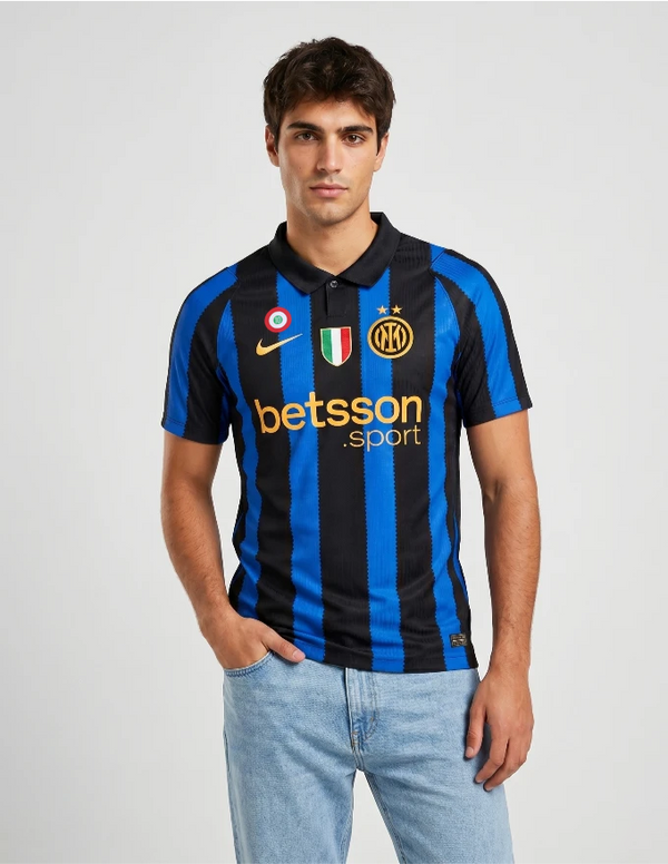 Inter Maglia Home 2026/2027 Nike nerazzurra con colletto polo e sponsor Betsson - figura intera