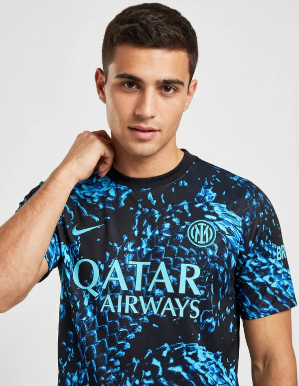 Dettaglio Inter maglia pre match 2025/2026 Nike con logo IM e pattern all-over blu elettrico