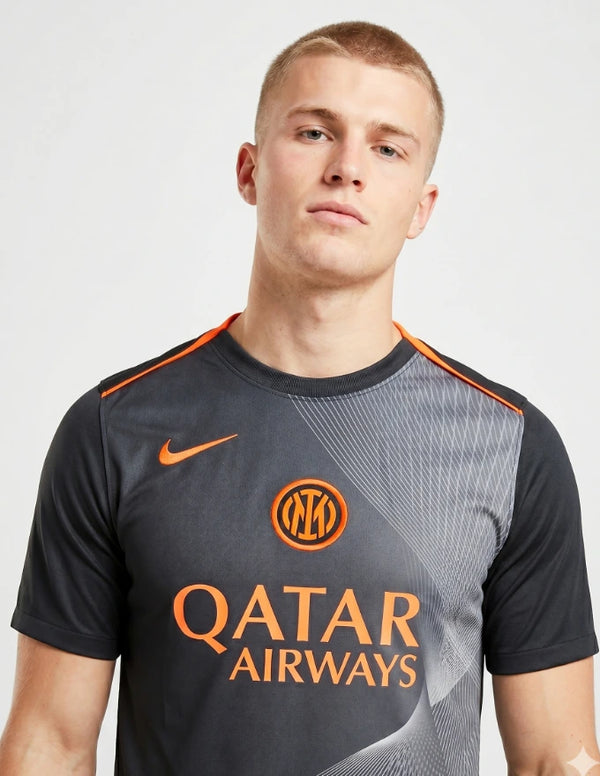 Dettaglio Inter maglia pre match third 2025/2026 Nike con logo IM arancio e sponsor Qatar Airways