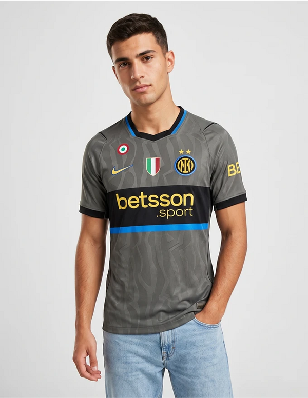 Maglia Inter Third 2026/2027 Nike grigia con sponsor betsson.sport indossata a figura intera