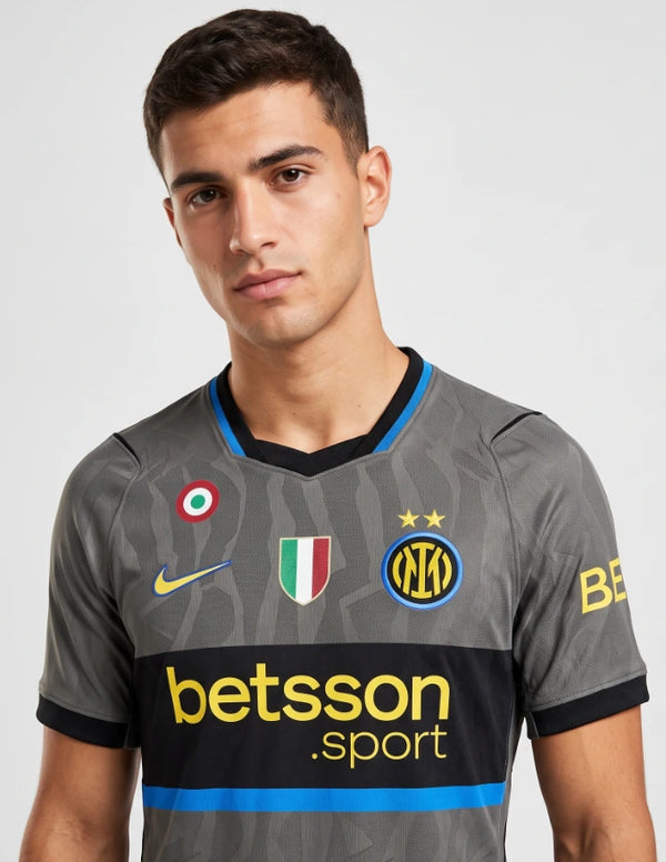 Maglia Inter Third 2026/2027 Nike grigio antracite con dettagli giallo e blu logo IM e scudetto tricolore
