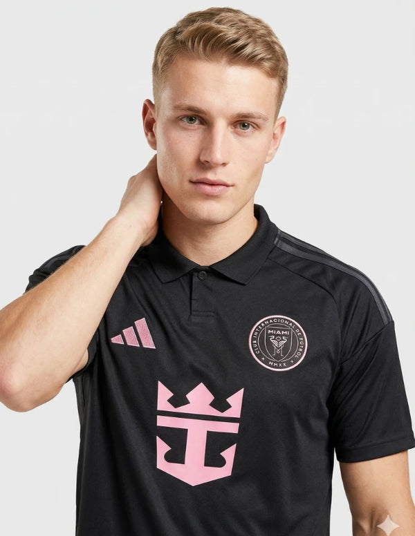 Inter Miami Maglia Away 2026/27 Adidas - Dettaglio stemma CF Miami e colletto polo nero