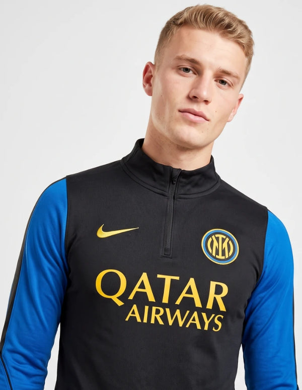Dettaglio tuta Inter Strike Drill 2026/2027 logo Biscione e swoosh Nike