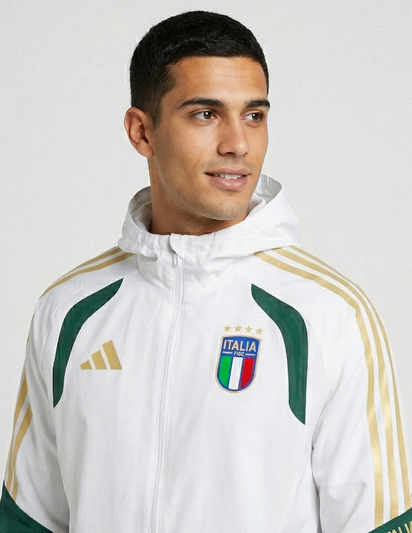 Italia Giacca Antipioggia Pro 2026 Adidas bianca - Dettaglio stemma FIGC 4 stelle e bande oro