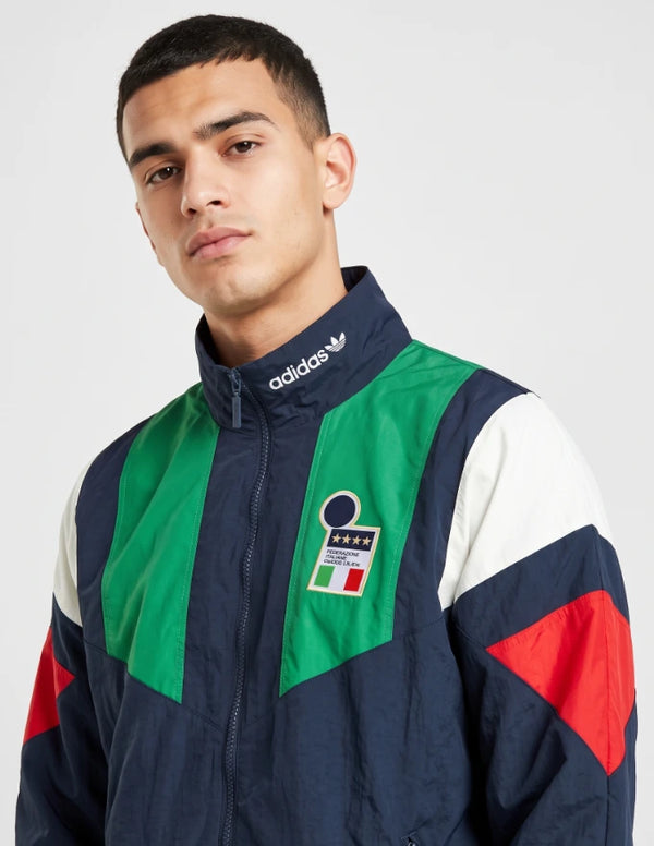 Dettaglio giacca Italia EQT stemma FIGC e logo Adidas