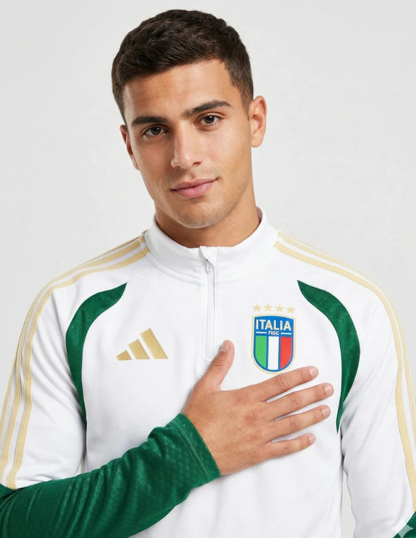 Primo piano Tuta Drill Italia 2026 bianca con logo Adidas oro e stemma FIGC.