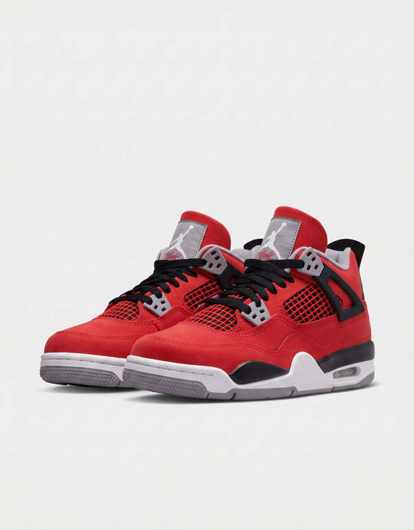 Jordan 4 Retro Toro Bravo rossa con dettagli Cement Grey e nero, vista frontale del paio