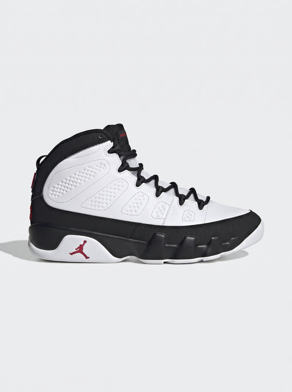 Jordan 9 Retro OG Space Jam bianca e nera con dettagli rossi, vista laterale del profilo