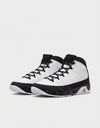 Jordan 9 Retro OG Space Jam bianca e nera con dettagli rossi, vista frontale del paio