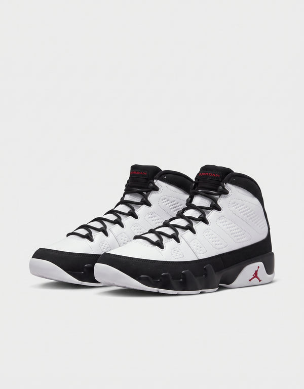 Jordan 9 Retro OG Space Jam bianca e nera con dettagli rossi, vista frontale del paio