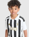 Dettaglio maglia Juventus home bambino 2026/2027 Adidas con stemma Juventus dorato e logo Adidas oro