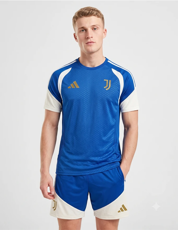 Maglia allenamento Juventus 2026/2027 adidas blu indossata con pantaloncini abbinati