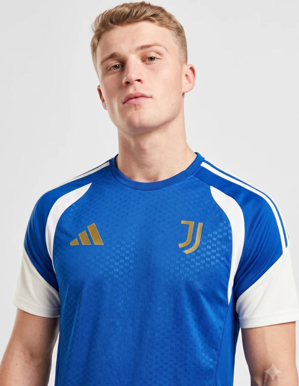Maglia allenamento Juventus 2026/2027 adidas blu con logo J dorato e inserti bianchi