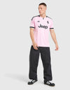 Maglia Juventus Away 2026/2027 adidas rosa indossata a figura intera