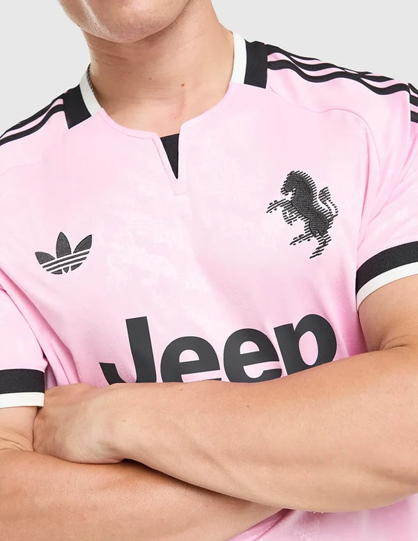 Dettaglio stemma e pattern zebrato della maglia Juventus Away 2026/2027 adidas rosa