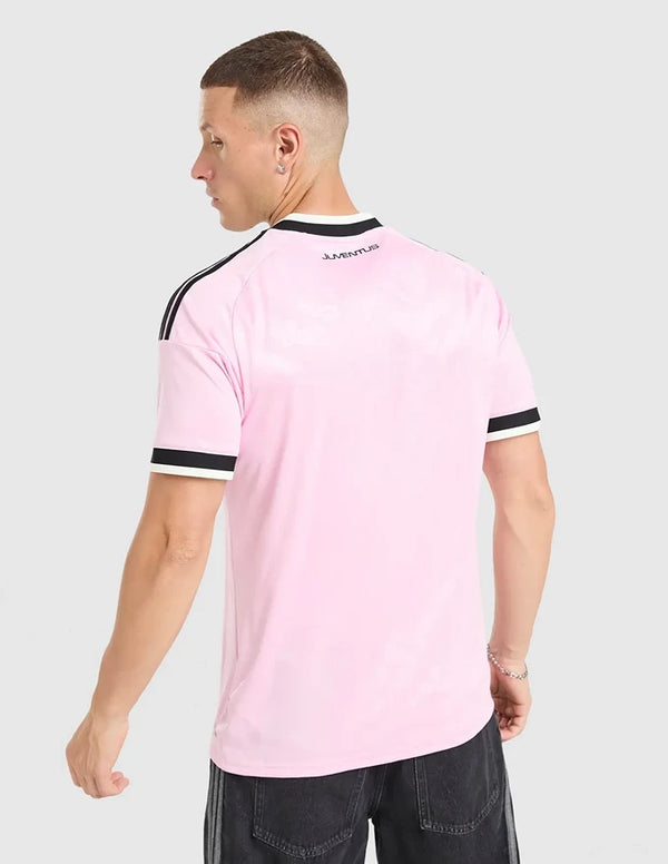 Maglia Juventus Away 2026/2027 adidas rosa con tre strisce nere sulle spalle