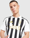 Dettaglio Juventus maglia home 2026/2027 Adidas con stemma Juventus tre stelle e logo Adidas dorato