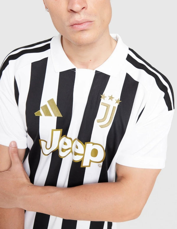 Juventus maglia home 2026/2027 Adidas a strisce verticali bianconere con sponsor Jeep oro e tre stelle