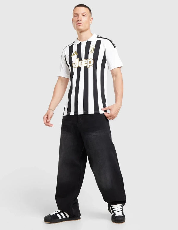 Juventus maglia home 2026/2027 Adidas a strisce verticali bianconere con sponsor Jeep oro e tre stelle