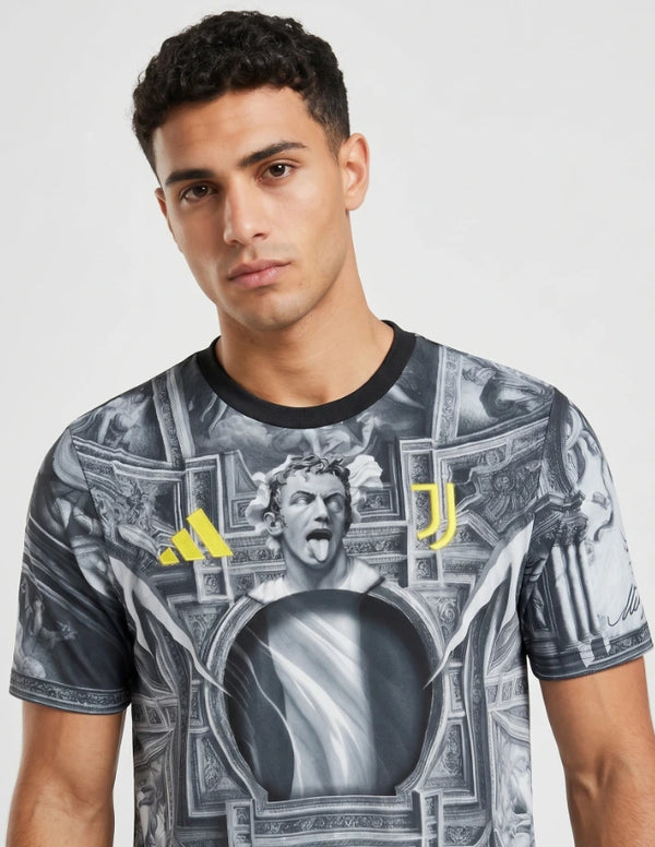 Dettaglio Juventus maglia pre match ADP 2025/2026 Adidas con statua barocca e stemma Juventus giallo
