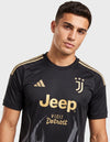 Dettaglio maglia Juventus Third 2026/2027 Adidas nera e oro logo Jeep e stemma bianconero