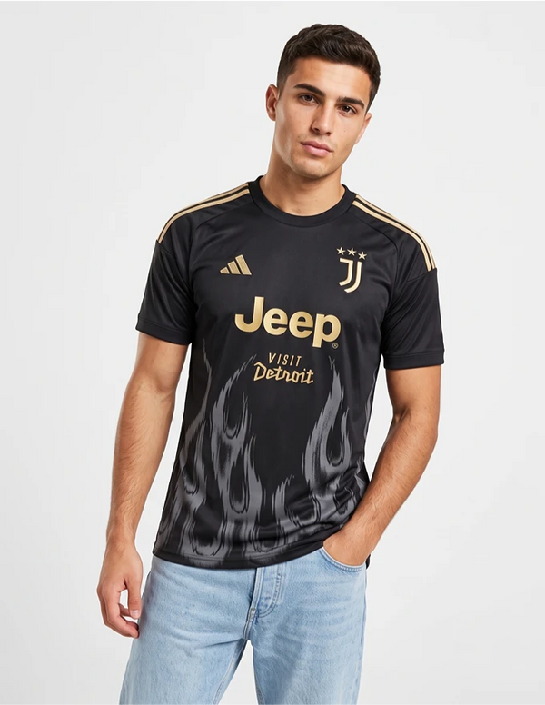 Maglia Juventus Third 2026/2027 Adidas nera con dettagli oro fiamme e sponsor Jeep indossata a figura intera