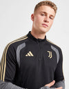 Dettaglio tuta Juventus EU nera stemma bianconero logo Adidas