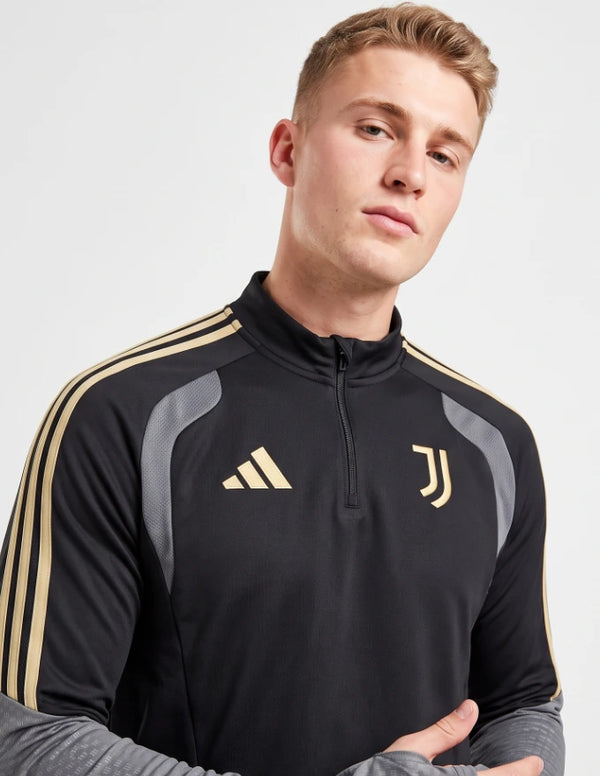 Dettaglio tuta Juventus EU nera stemma bianconero logo Adidas