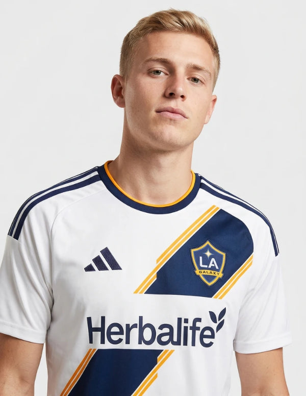 Dettaglio frontale LA Galaxy maglia home 2026-27 con crest ufficiale logo Adidas e sponsor Herbalife