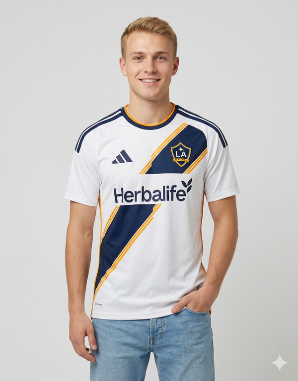LA Galaxy maglia home 2026-27 Adidas bianca con fascia diagonale navy e oro indossata da modello sorridente con jeans